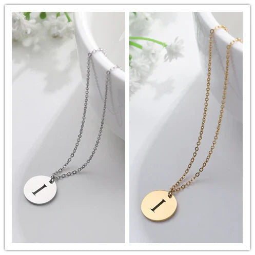 Collar de Oro con Colgante de Letra Elegante