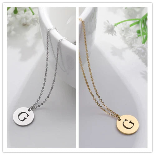Collar de Oro con Colgante de Letra Elegante