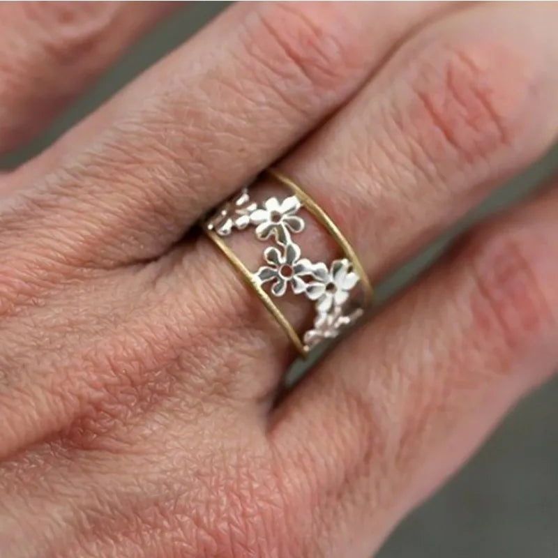 Anillo de Oro con Hojas de Plata