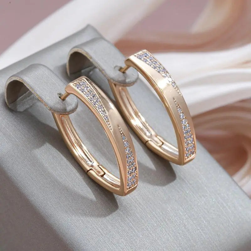 Exquisitos pendientes hechos de oro y diamantes