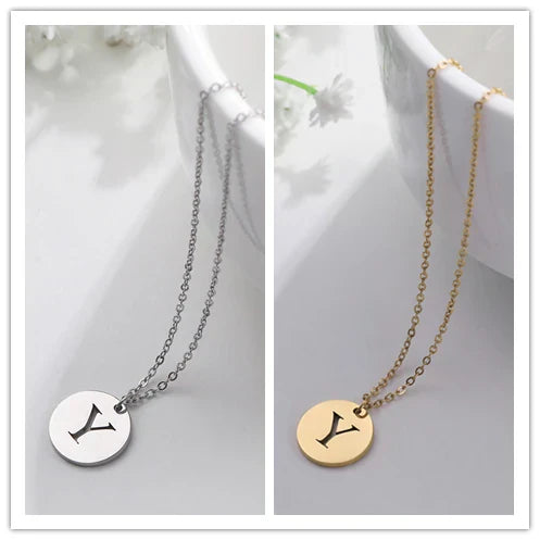 Collar de Oro con Colgante de Letra Elegante