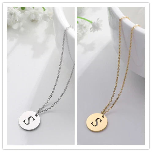 Collar de Oro con Colgante de Letra Elegante