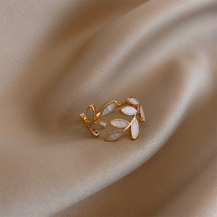 Anillo Ajustable de Hoja con Ópalo Blanco
