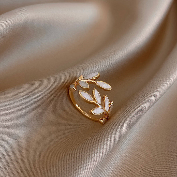 Anillo Ajustable de Hoja con Ópalo Blanco