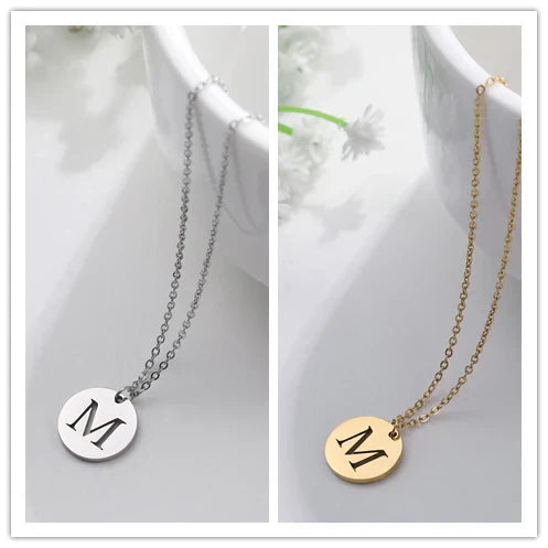 Collar de Oro con Colgante de Letra Elegante