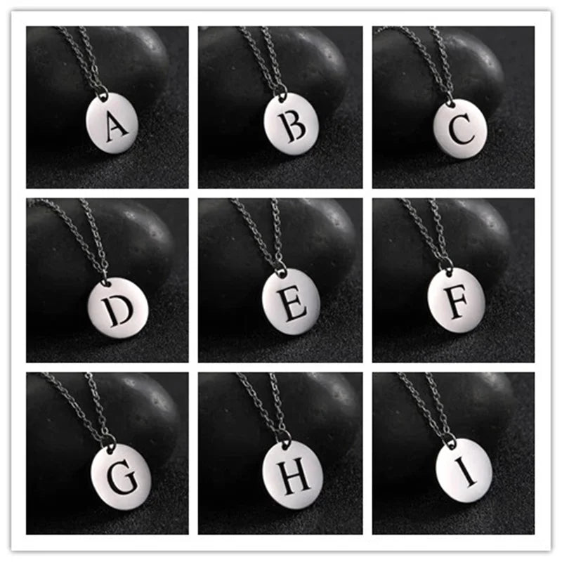 Collar de Oro con Colgante de Letra Elegante
