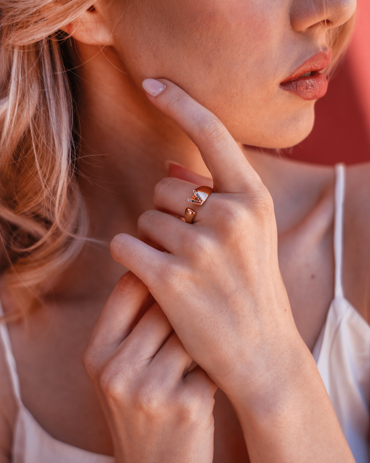 Anillo de Oro con Letra Personalizada (Ajustable)