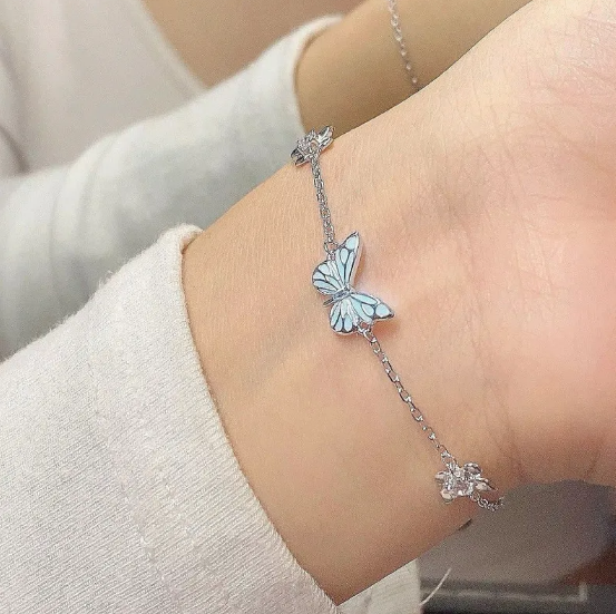 Conjunto de collar y pulsera con mariposa luminosa azul