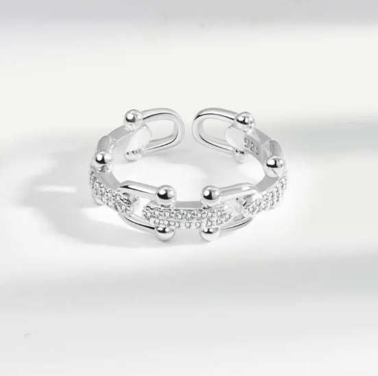 Anillo Hueco con Cadena en Forma de Herradura