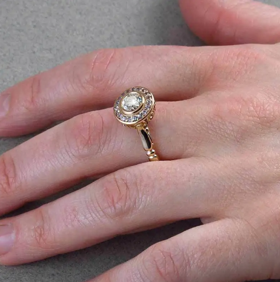 Anillo con Microincrustaciones en Oro