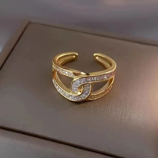 Anillo Abierto con Doble Diamante C y Circonita