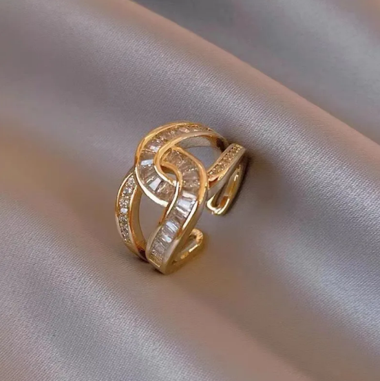 Anillo Abierto con Doble Diamante C y Circonita