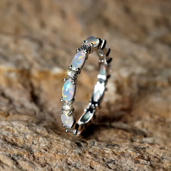 Anillo de Platino con Diamantes y Ópalo en Forma de Corazón