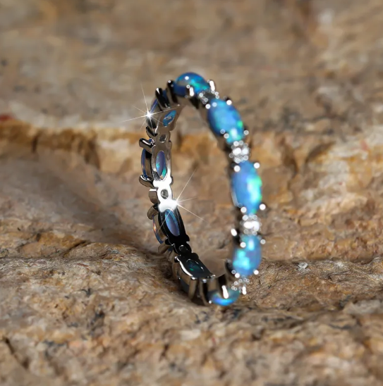 Anillo de Platino con Diamantes y Ópalo en Forma de Corazón