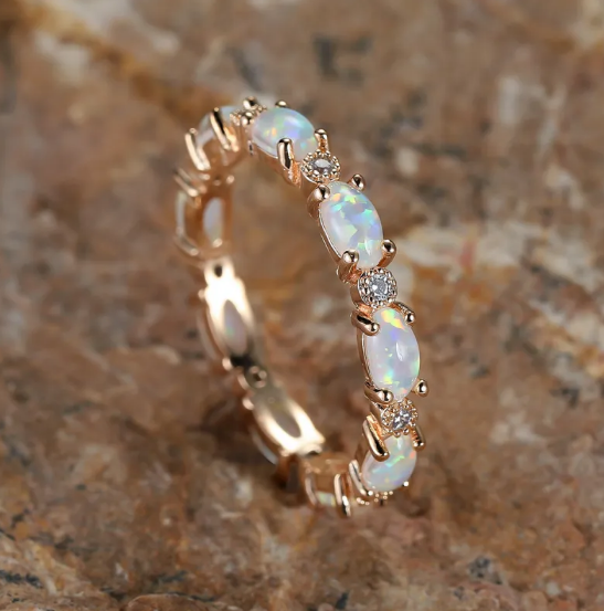 Anillo de Platino con Diamantes y Ópalo en Forma de Corazón