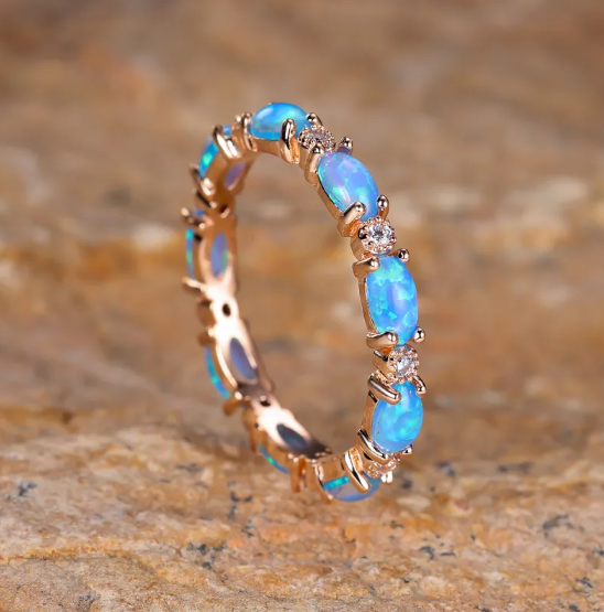Anillo de Platino con Diamantes y Ópalo en Forma de Corazón
