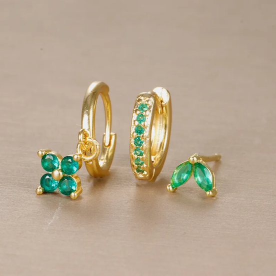 Conjunto de pendientes con diamantes en forma de flor