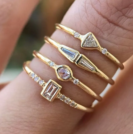 Anillo Cuadrado de Circonio con Cuatro Diamantes