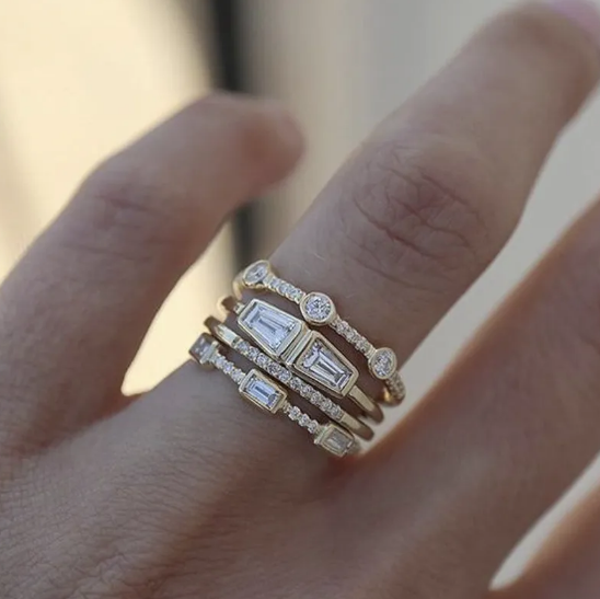 Anillo Cuadrado de Circonio con Cuatro Diamantes