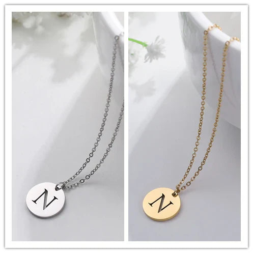 Collar de Oro con Colgante de Letra Elegante