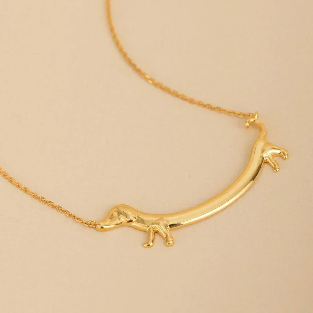 Collar con Perro Salchicha Dorado