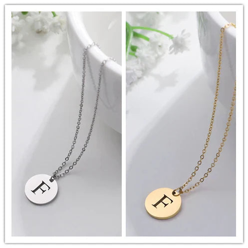 Collar de Oro con Colgante de Letra Elegante