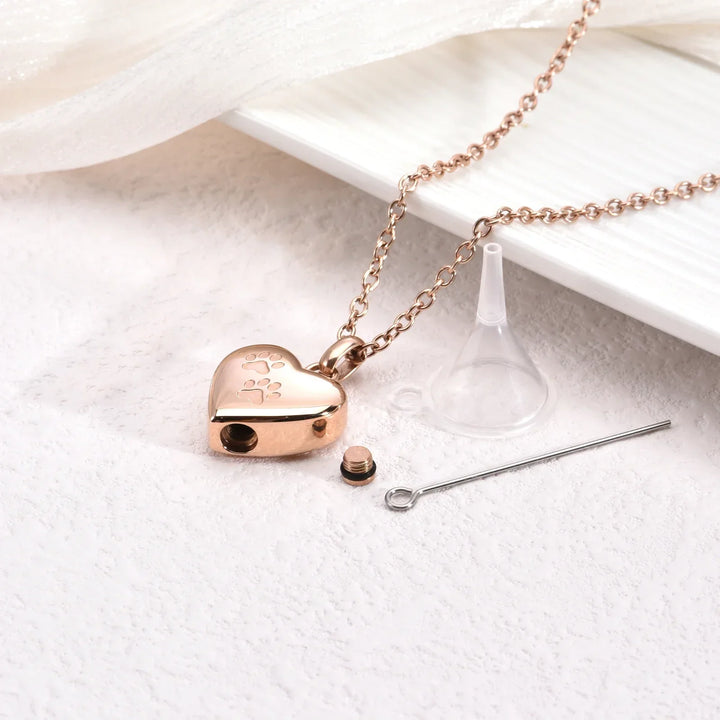 Collar con urna conmemorativa para mascotas – Colgante en forma de corazón con grabado de una pata