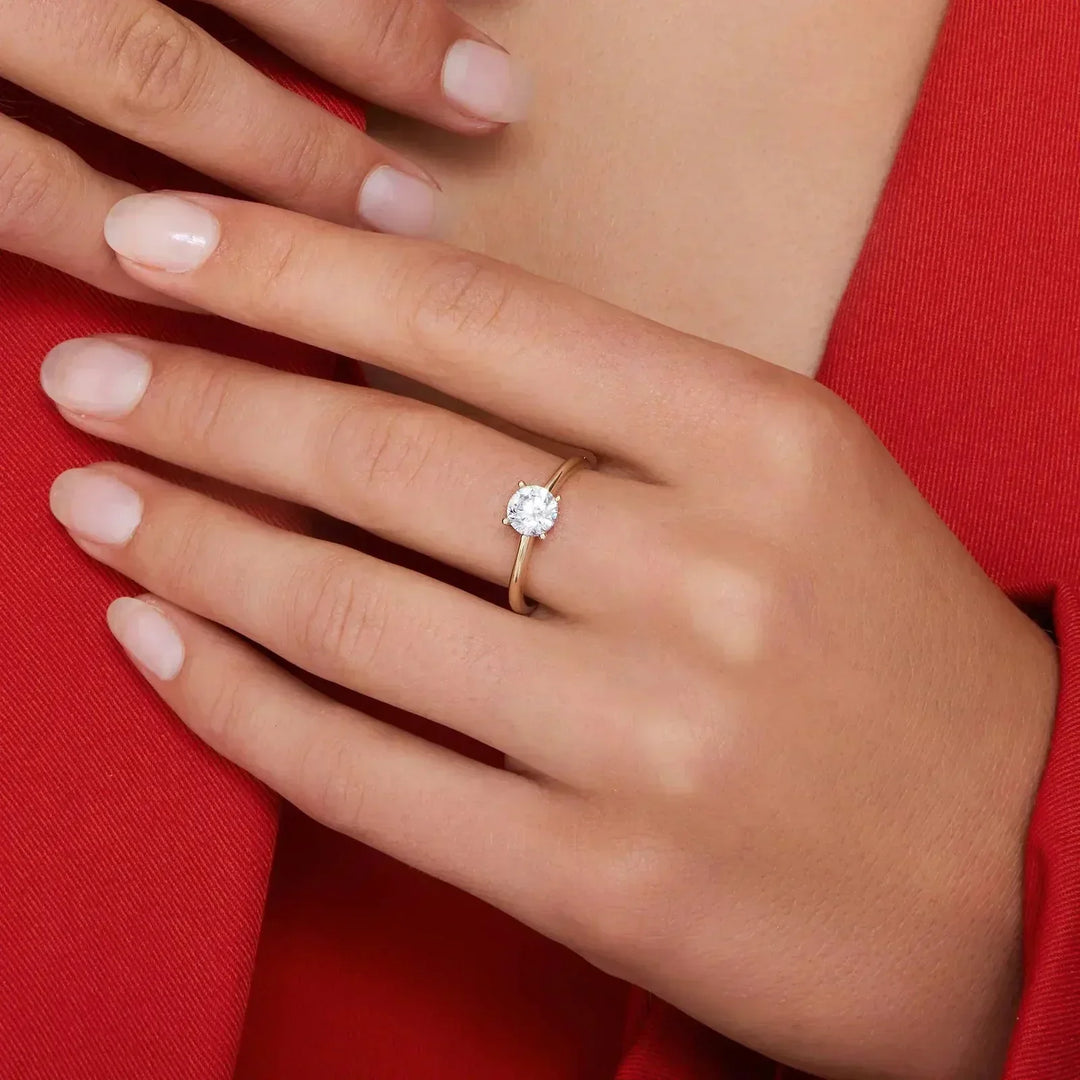 Anillo solitario en oro con circonita de corte brillante