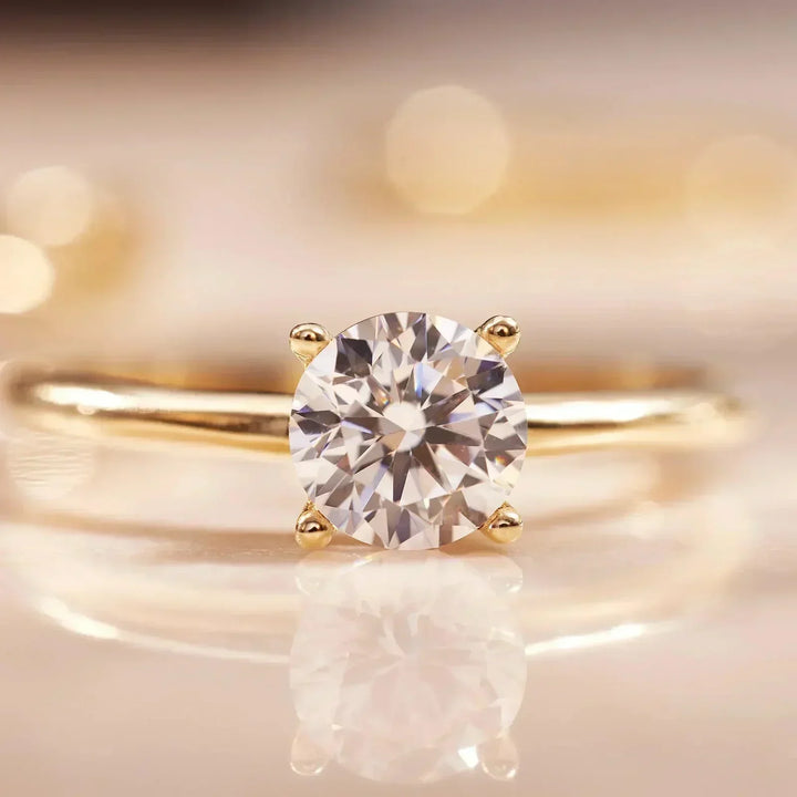 Anillo solitario en oro con circonita de corte brillante