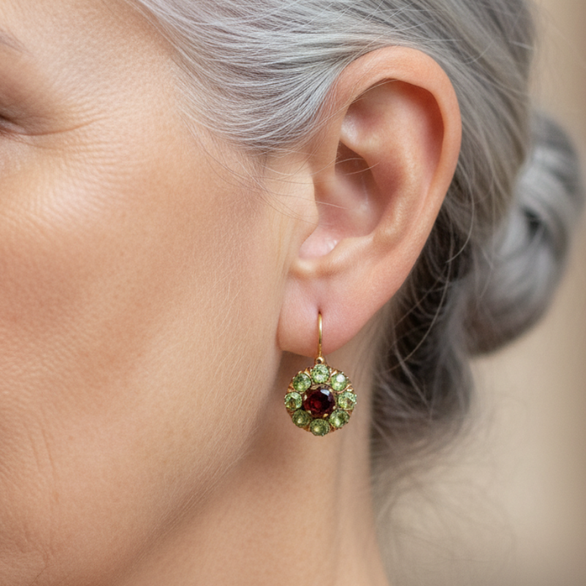 Pendientes vintage redondos con cristales verdes y rojos