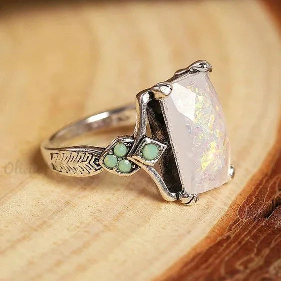 Anillo Vintage en Plata con Ópalo Blanco