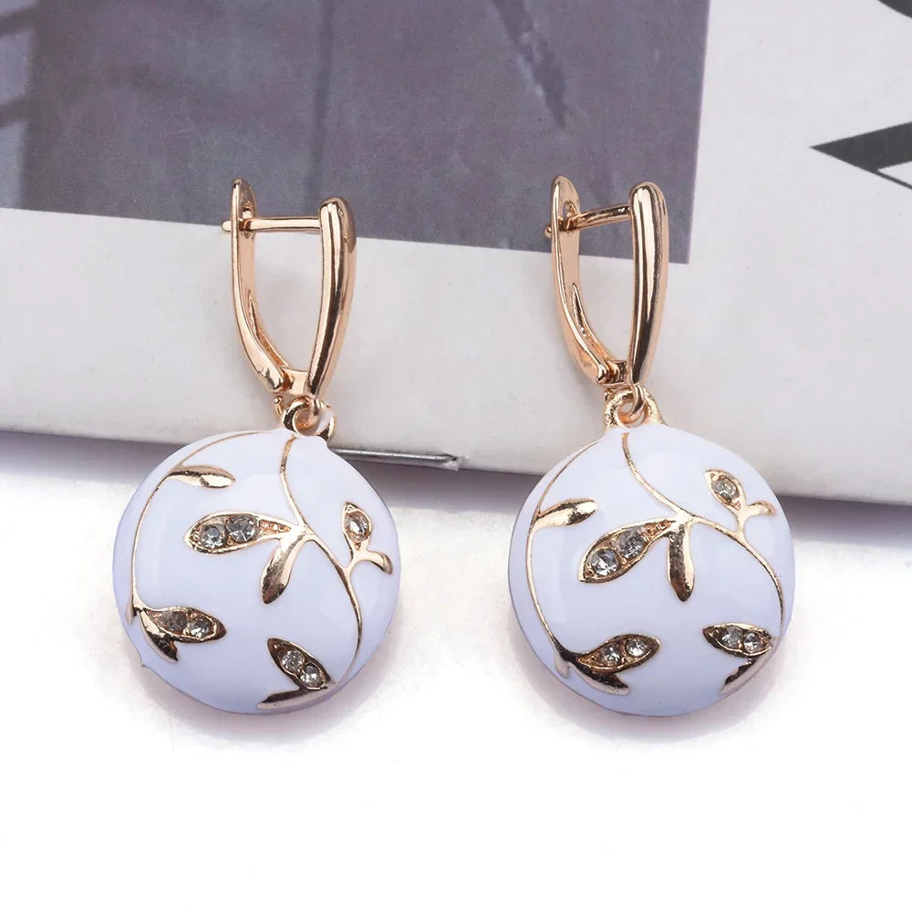 Pendientes blancos y dorados