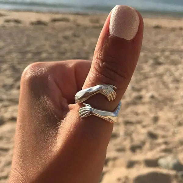 Anillo ajustable tipo abrazo en plata