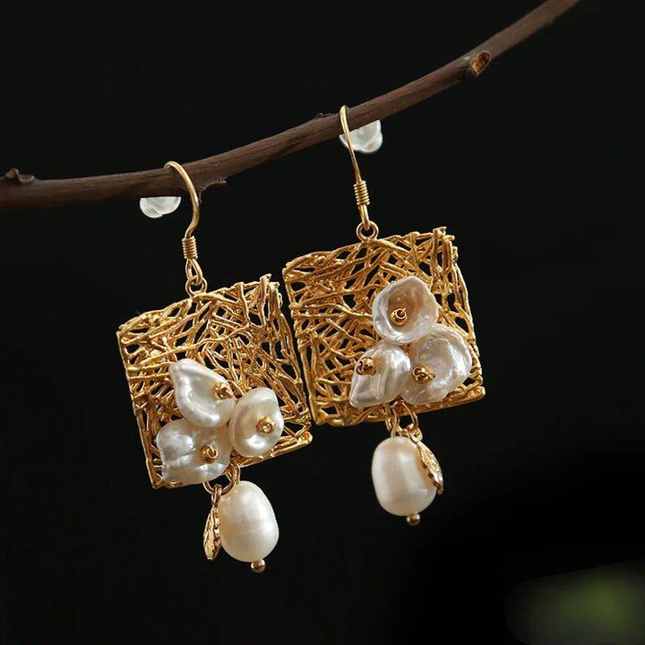 Pendientes con perlas y flores blancas