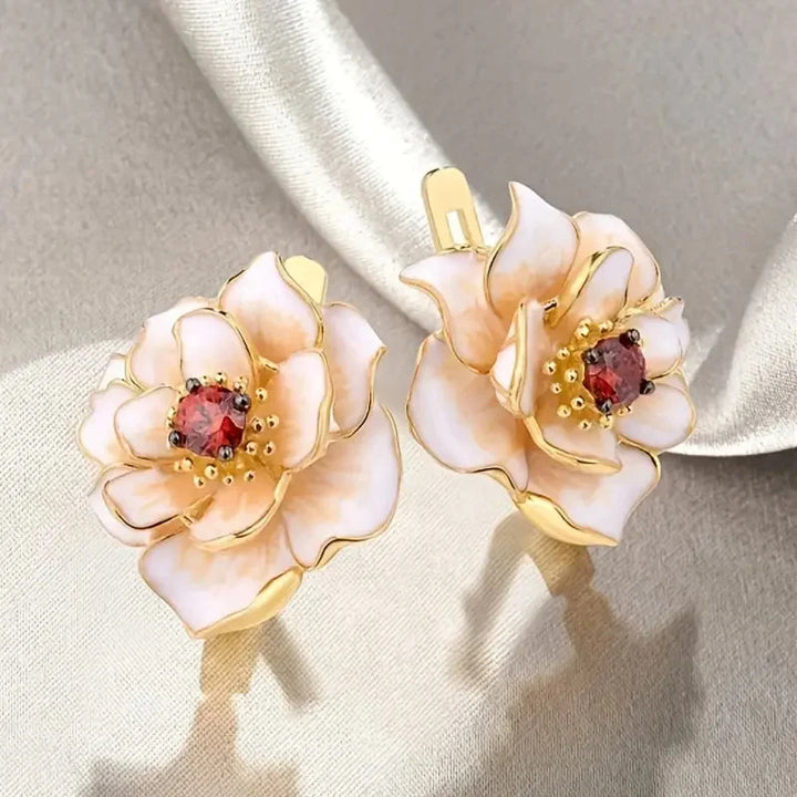 Pendientes blancos esmaltados con flores doradas