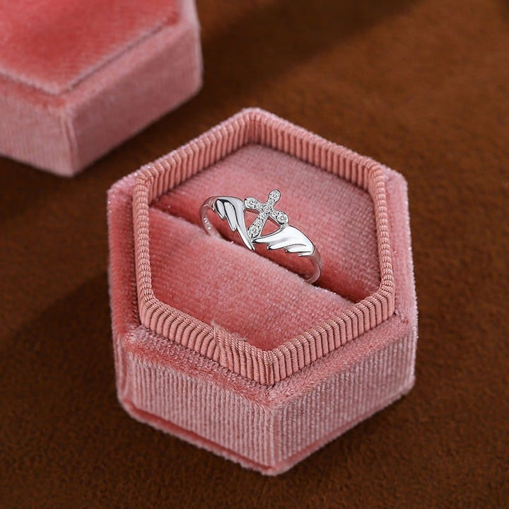 ANILLO CRUZ CON ALAS DE ÁNGEL Y DIAMANTES DE ZIRCÓN - (AJUSTABLE)