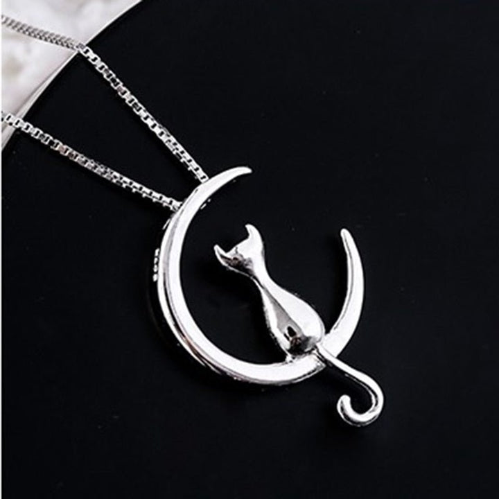Elegante collar con luna creciente y gato