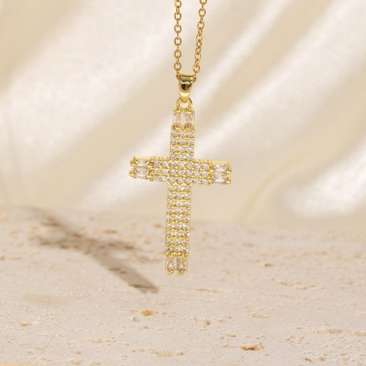 COLLARES DISEÑADOS CON CRUCES DE ZIRCONIO