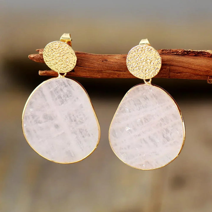 Pendientes dorados con piedra blanca