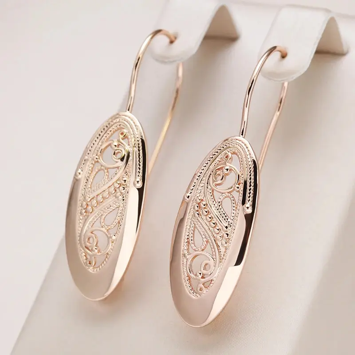 Elegantes pendientes dorados calados