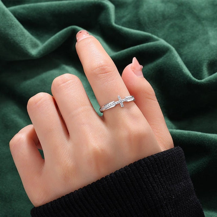 ANILLO ELEGANTE CON CRUCIFIXO Y PIEDRAS DE ZIRCONIO
