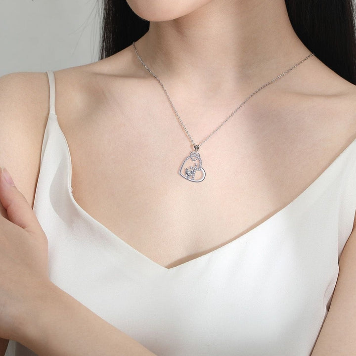COLLAR CON INCRUSTACIÓN EN FORMA DE CORAZÓN