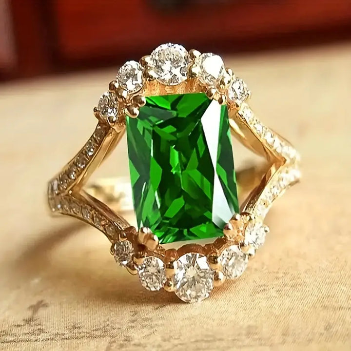 Anillo Elegante con Esmeralda