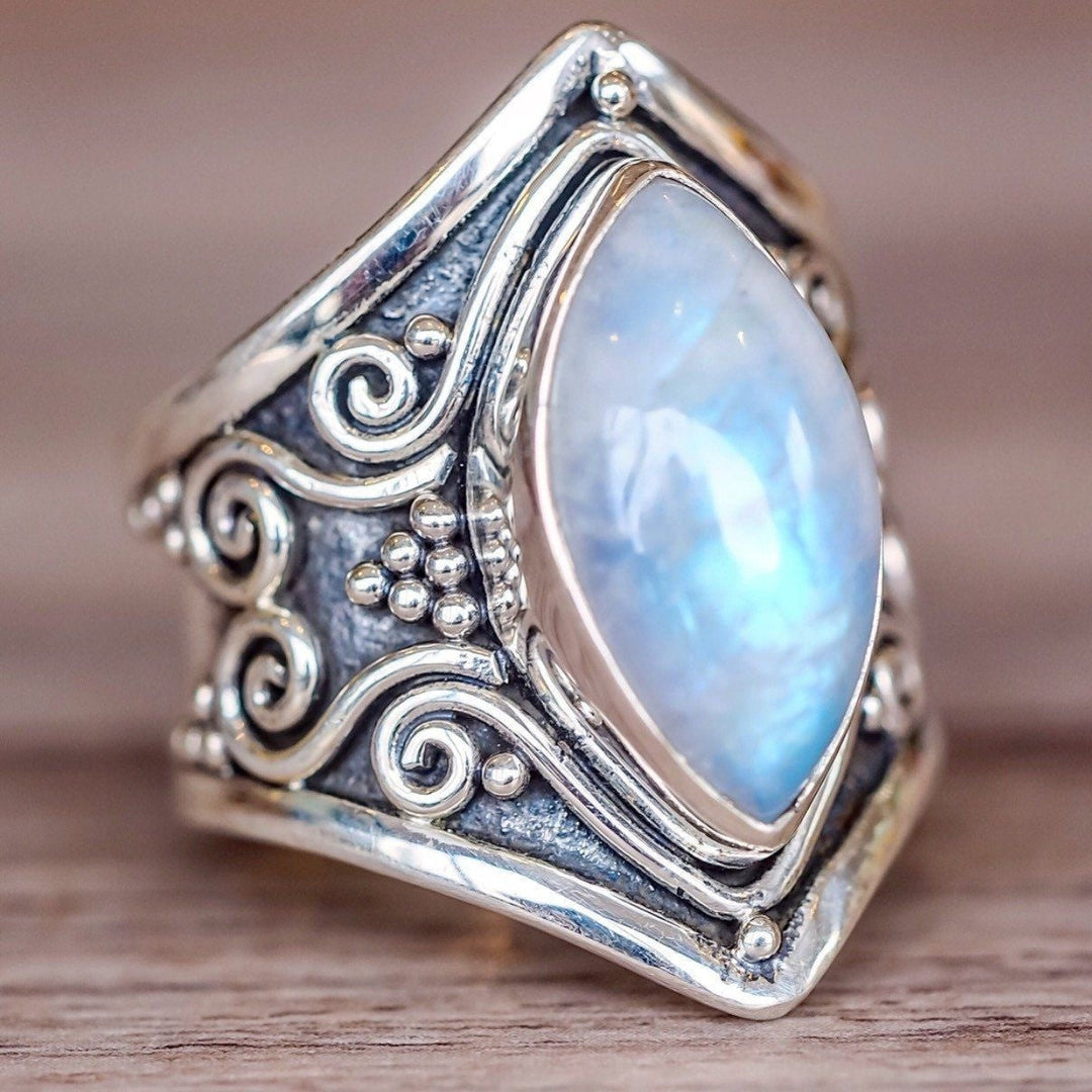 Anillo con Piedra de Luna Plateada