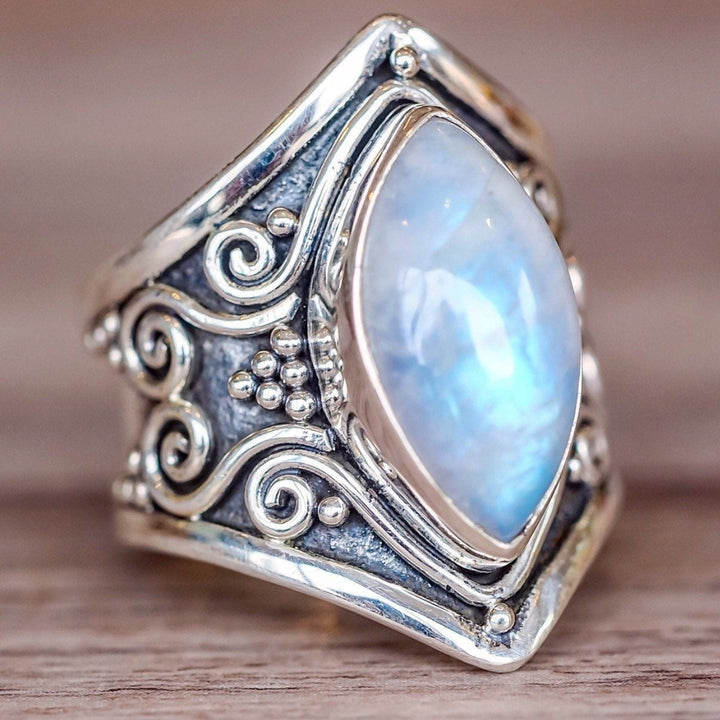 Anillo con Piedra de Luna Plateada