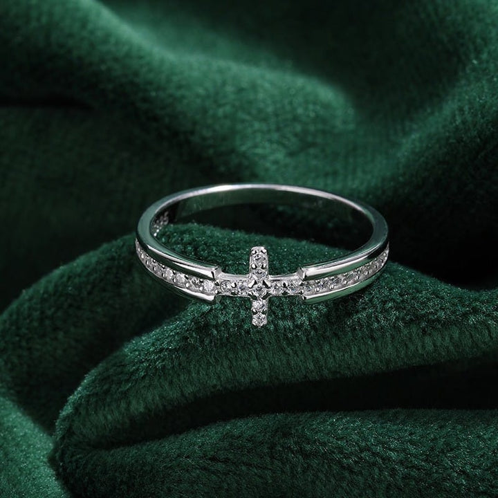 ANILLO ELEGANTE CON CRUCIFIXO Y PIEDRAS DE ZIRCONIO