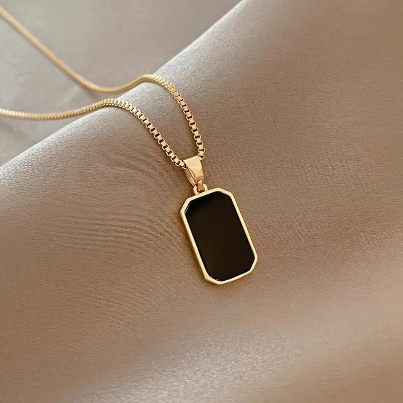 Collar con colgante minimalista cuadrado en titanio negro Elite