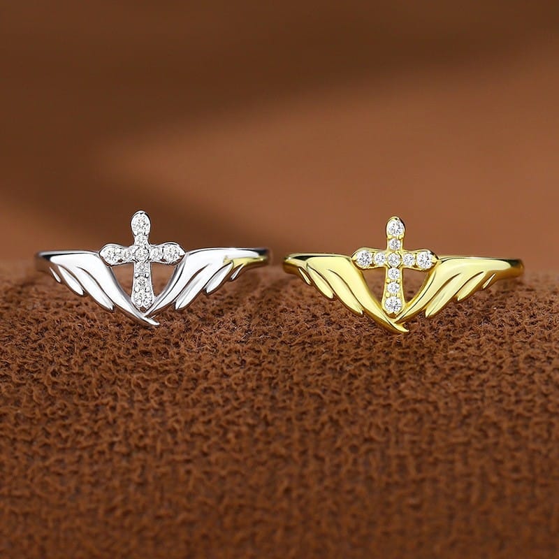 ANILLO CRUZ CON ALAS DE ÁNGEL Y DIAMANTES DE ZIRCÓN - (AJUSTABLE)