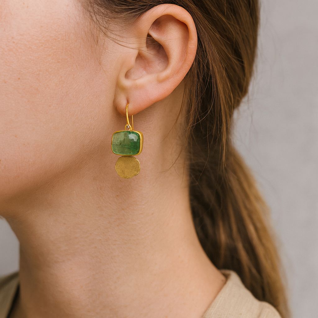 Pendientes vintage de cristal verde con detalles dorados