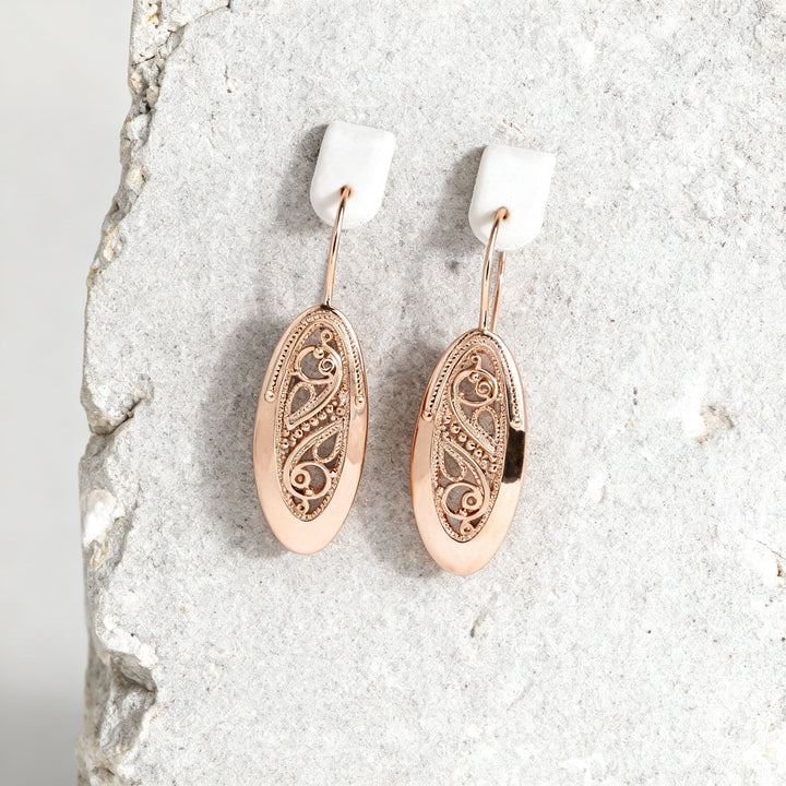 Elegantes pendientes dorados calados
